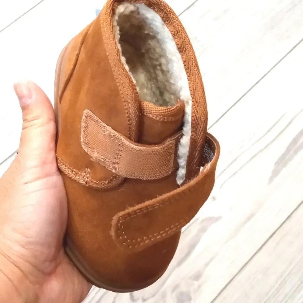 (17-3862) Cat & Jack Shoes  Sz 5
